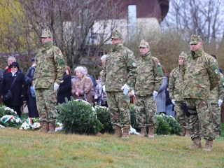 Ünnepi pillanatképek a forradalmi emlékműnél - fotó: 