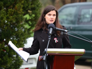 Ünnepi pillanatképek a forradalmi emlékműnél - fotó: 