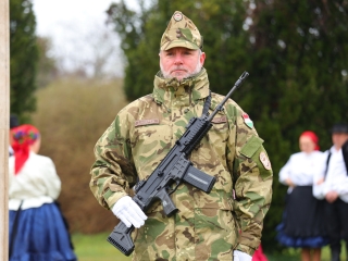 Ünnepi pillanatképek a forradalmi emlékműnél - fotó: 