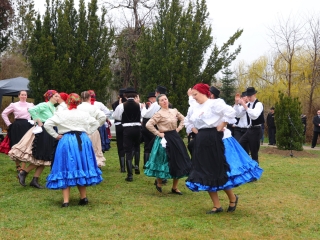 Ünnepi pillanatképek a forradalmi emlékműnél - fotó: 