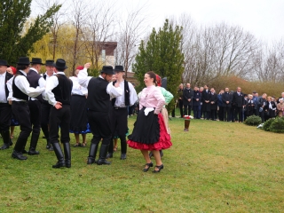 Ünnepi pillanatképek a forradalmi emlékműnél - fotó: 