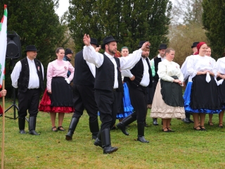 Ünnepi pillanatképek a forradalmi emlékműnél - fotó: 