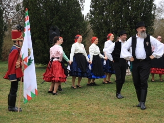 Ünnepi pillanatképek a forradalmi emlékműnél - fotó: 