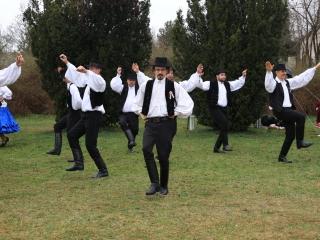 Ünnepi pillanatképek a forradalmi emlékműnél - fotó: 