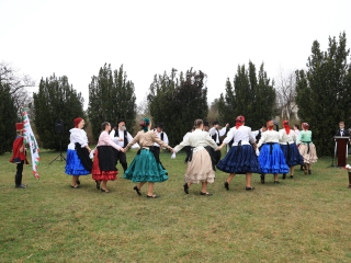 Ünnepi pillanatképek a forradalmi emlékműnél - fotó: 