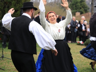 Ünnepi pillanatképek a forradalmi emlékműnél - fotó: 