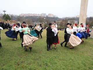 Ünnepi pillanatképek a forradalmi emlékműnél - fotó: 