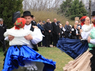 Ünnepi pillanatképek a forradalmi emlékműnél - fotó: 