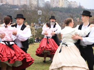 Ünnepi pillanatképek a forradalmi emlékműnél - fotó: 