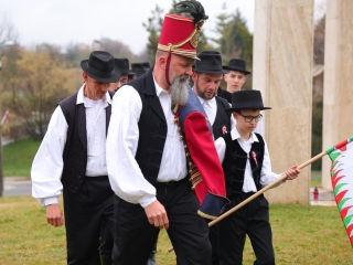 Ünnepi pillanatképek a forradalmi emlékműnél - fotó: 