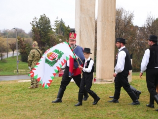 Ünnepi pillanatképek a forradalmi emlékműnél - fotó: 