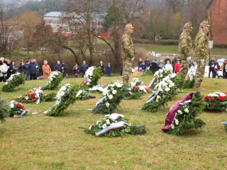Ünnepi pillanatképek a forradalmi emlékműnél - fotó: 