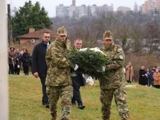 Ünnepi pillanatképek a forradalmi emlékműnél - fotó: 