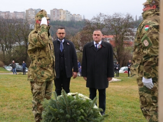 Ünnepi pillanatképek a forradalmi emlékműnél - fotó: 