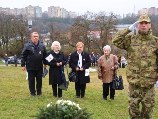 Ünnepi pillanatképek a forradalmi emlékműnél - fotó: 