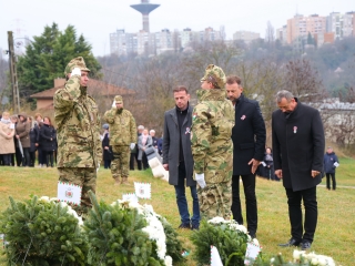 Ünnepi pillanatképek a forradalmi emlékműnél - fotó: 