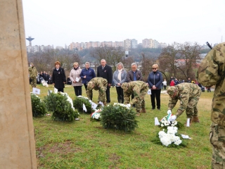 Ünnepi pillanatképek a forradalmi emlékműnél - fotó: 