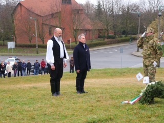 Ünnepi pillanatképek a forradalmi emlékműnél - fotó: 