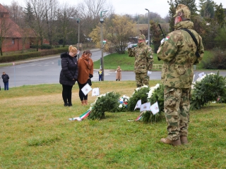 Ünnepi pillanatképek a forradalmi emlékműnél - fotó: 