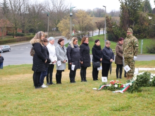 Ünnepi pillanatképek a forradalmi emlékműnél - fotó: 