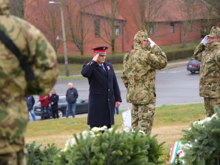 Ünnepi pillanatképek a forradalmi emlékműnél - fotó: 