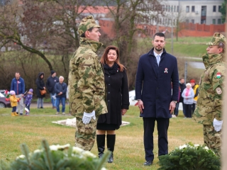 Ünnepi pillanatképek a forradalmi emlékműnél - fotó: 