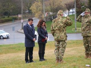 Ünnepi pillanatképek a forradalmi emlékműnél - fotó: 