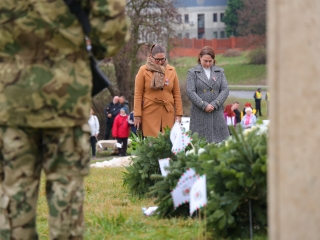 Ünnepi pillanatképek a forradalmi emlékműnél - fotó: 