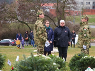 Ünnepi pillanatképek a forradalmi emlékműnél - fotó: 