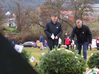 Ünnepi pillanatképek a forradalmi emlékműnél - fotó: 