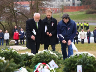 Ünnepi pillanatképek a forradalmi emlékműnél - fotó: 