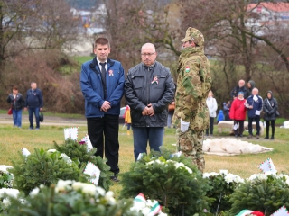 Ünnepi pillanatképek a forradalmi emlékműnél - fotó: 