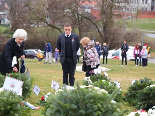 Ünnepi pillanatképek a forradalmi emlékműnél - fotó: 