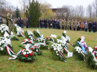 Ünnepi pillanatképek a forradalmi emlékműnél - fotó: 