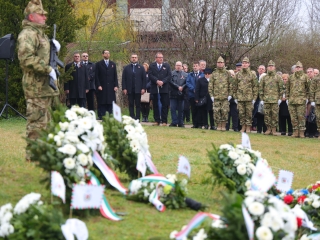 Ünnepi pillanatképek a forradalmi emlékműnél - fotó: 