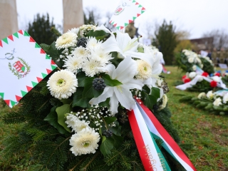 Ünnepi pillanatképek a forradalmi emlékműnél - fotó: 