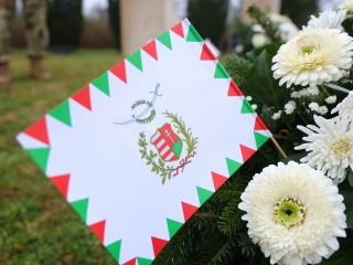 Ünnepi pillanatképek a forradalmi emlékműnél - fotó: 