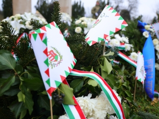 Ünnepi pillanatképek a forradalmi emlékműnél - fotó: 