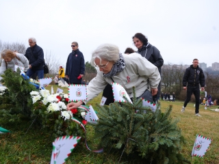 Ünnepi pillanatképek a forradalmi emlékműnél - fotó: 