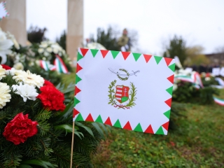 Ünnepi pillanatképek a forradalmi emlékműnél - fotó: 