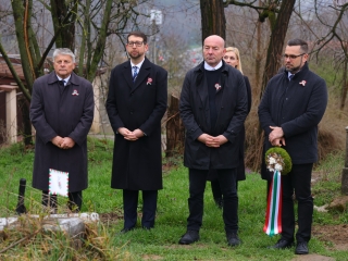 Ünnepi pillanatképek a forradalmi emlékműnél - fotó: 