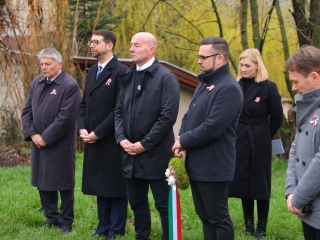 Ünnepi pillanatképek a forradalmi emlékműnél - fotó: 