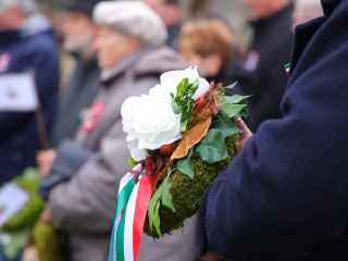 Ünnepi pillanatképek a forradalmi emlékműnél - fotó: 