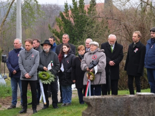 Ünnepi pillanatképek a forradalmi emlékműnél - fotó: 