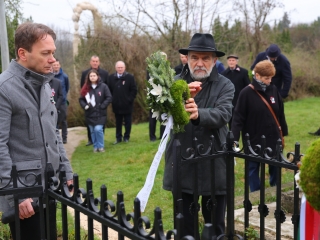 Ünnepi pillanatképek a forradalmi emlékműnél - fotó: 