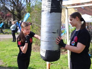 Ragyogj Kéken! és Csilingelő Hangok az autizmus világnapjára időzítve - fotó: 