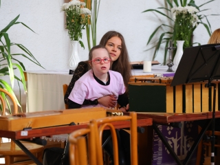 Ragyogj Kéken! és Csilingelő Hangok az autizmus világnapjára időzítve - fotó: 