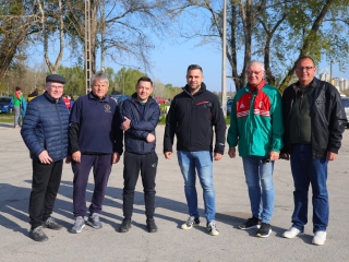 Kék Duna Projekt: közös szemétszedés a folyamnál - fotó: 