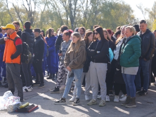 Kék Duna Projekt: közös szemétszedés a folyamnál - fotó: 