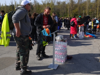 Kék Duna Projekt: közös szemétszedés a folyamnál - fotó: 